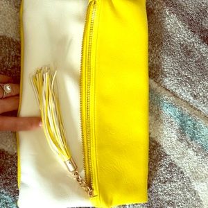 Cute summer clutch! 💛💛